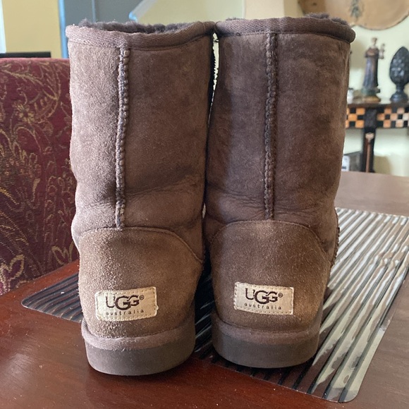 Classic UGG Short ll Women’s Brown Boots, Size 8 - Picture 3 of 5